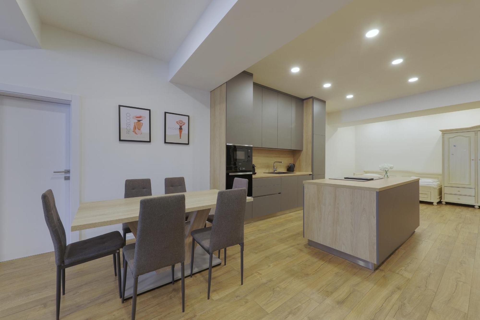 Shone Apartment Old Town 2 Bedroom ブラチスラヴァ エクステリア 写真
